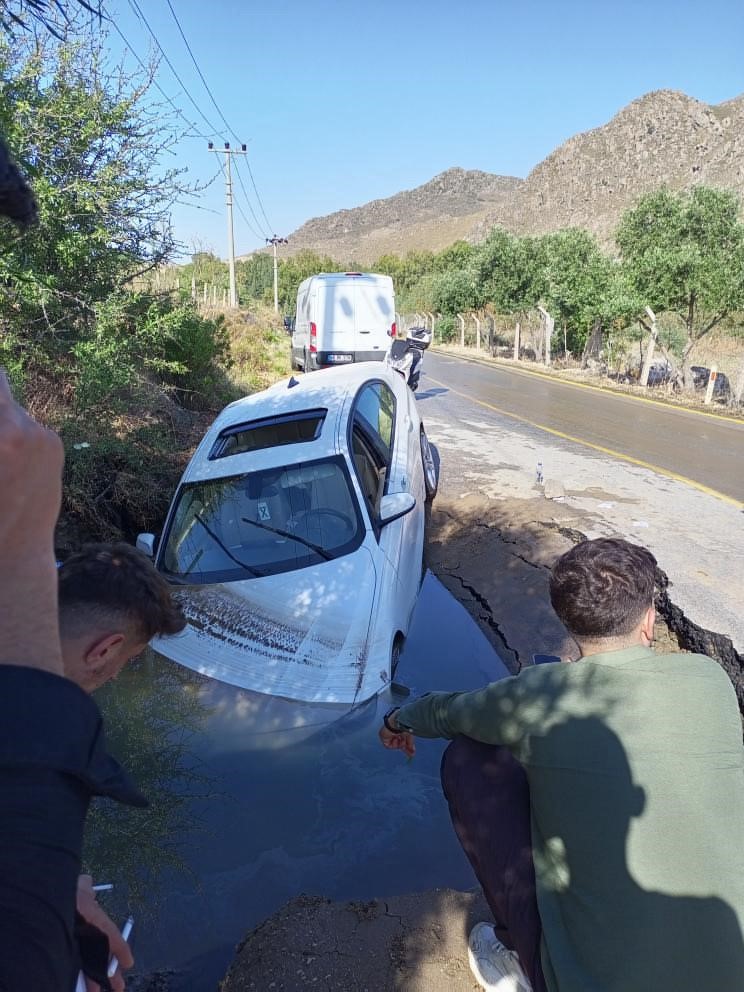 Bodrum’da otomobil çukura düştü
