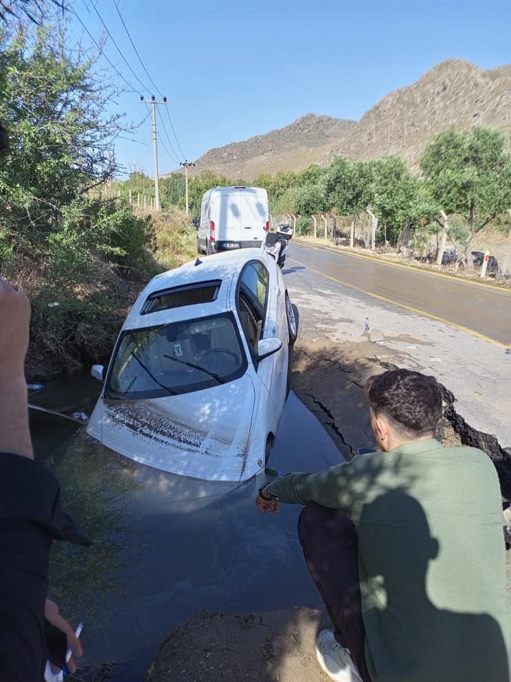 Bodrum’da otomobil çukura düştü
