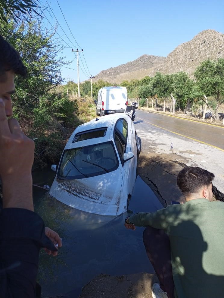 Bodrum’da otomobil çukura düştü
