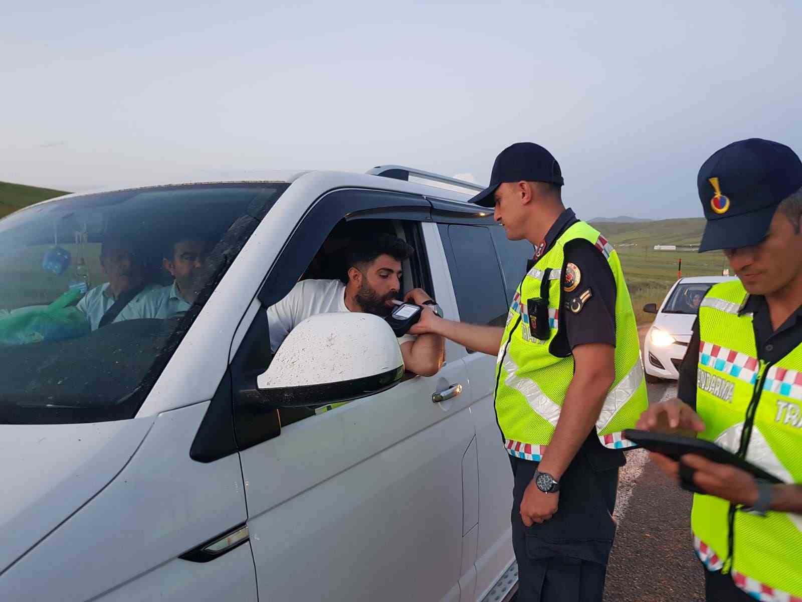 Ağrı’da jandarmadan bayram trafiğinde çocuklara çikolatalı sürpriz
