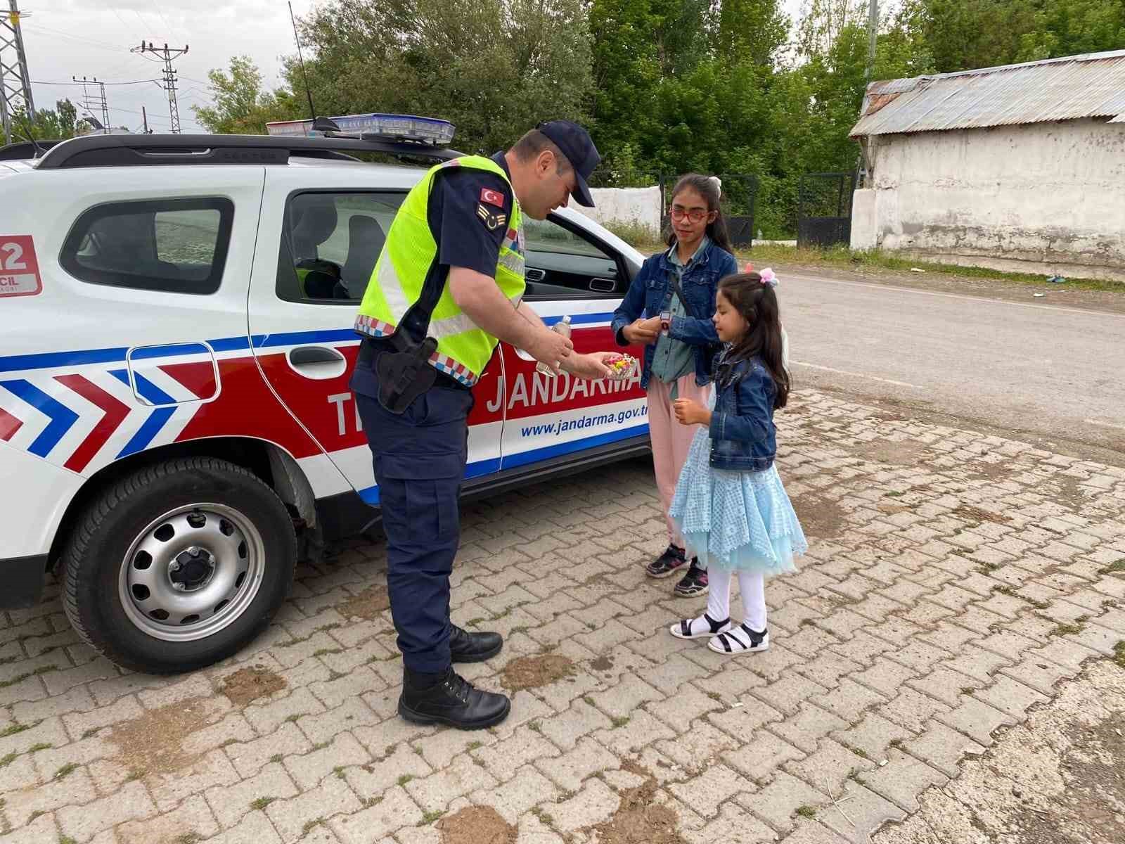 Ağrı’da jandarmadan bayram trafiğinde çocuklara çikolatalı sürpriz
