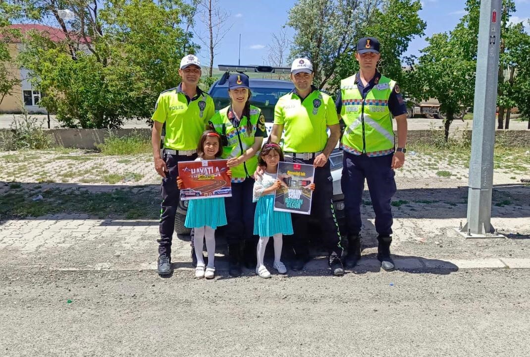 Ağrı’da jandarmadan bayram trafiğinde çocuklara çikolatalı sürpriz
