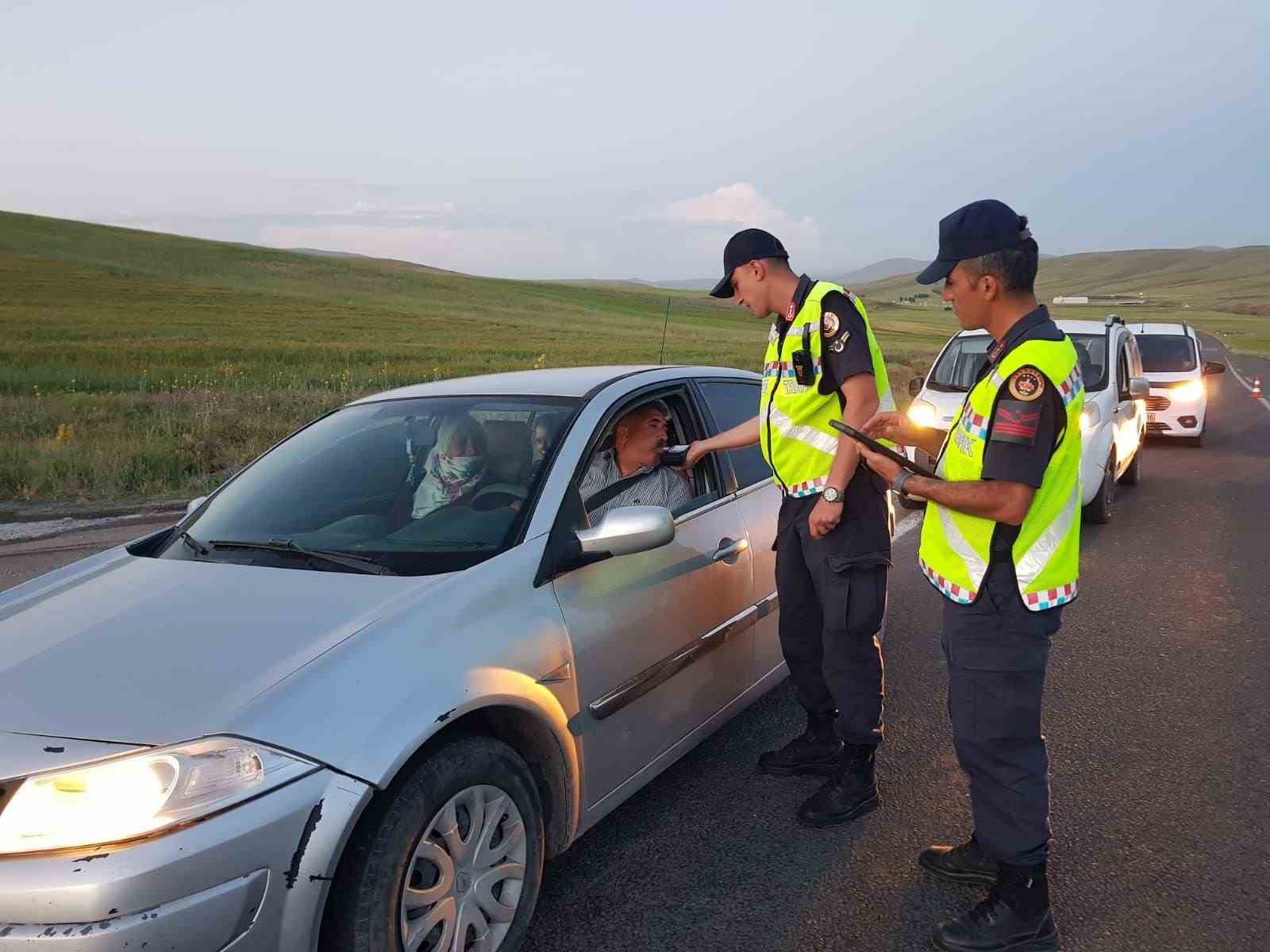 Ağrı’da jandarmadan bayram trafiğinde çocuklara çikolatalı sürpriz
