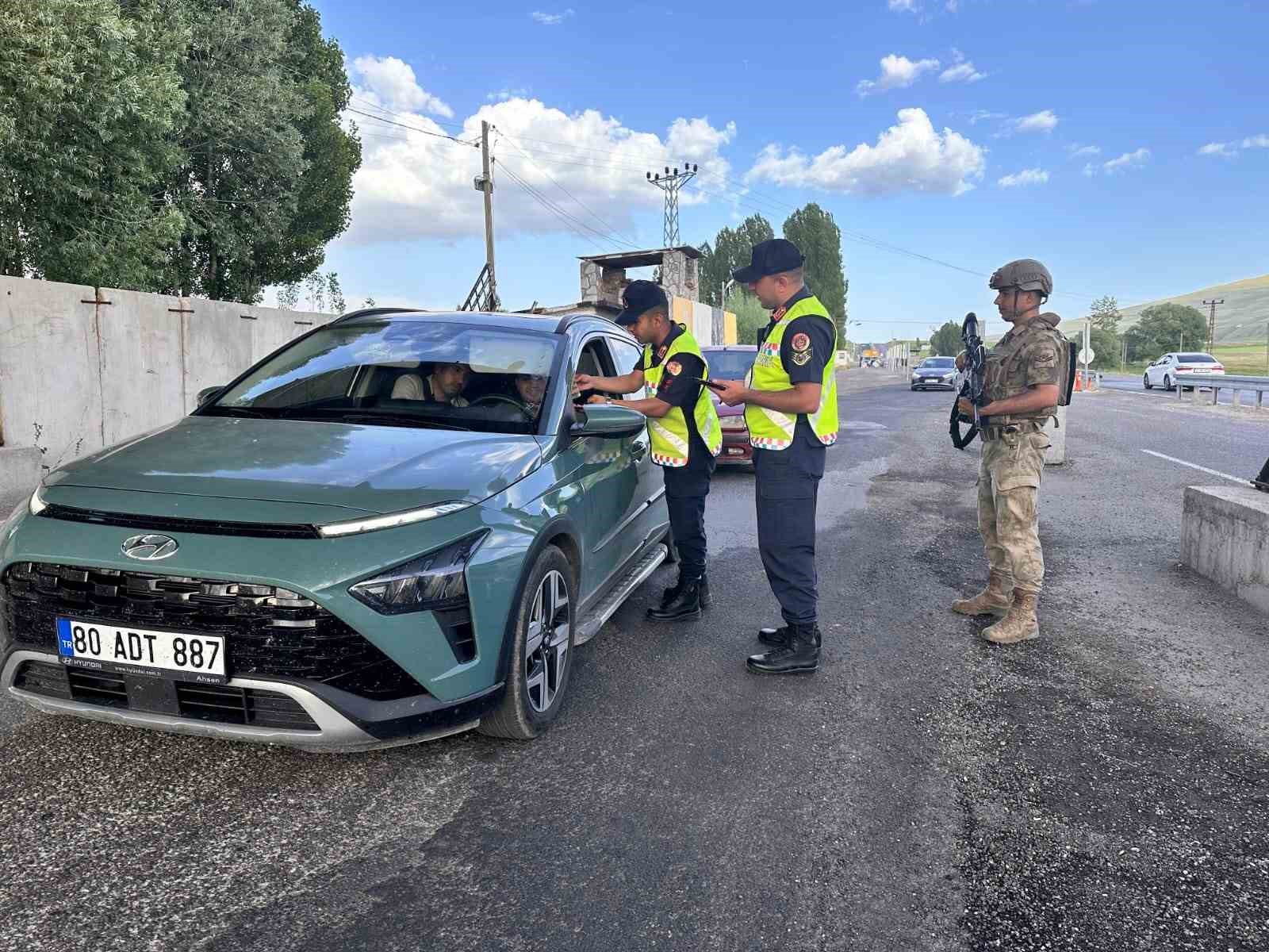 Ağrı’da jandarmadan bayram trafiğinde çocuklara çikolatalı sürpriz
