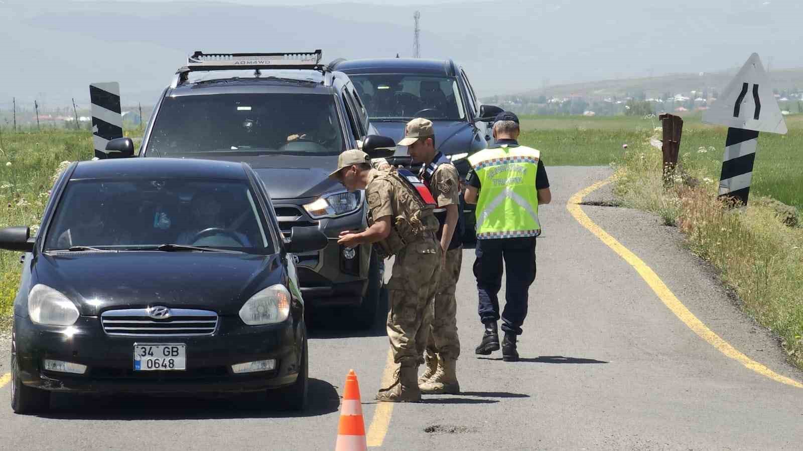 Ağrı’da jandarmadan bayram trafiğinde çocuklara çikolatalı sürpriz
