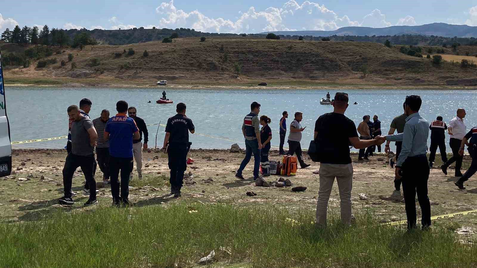 Serinlemek için baraja giren 3 kişi boğularak can verdi
