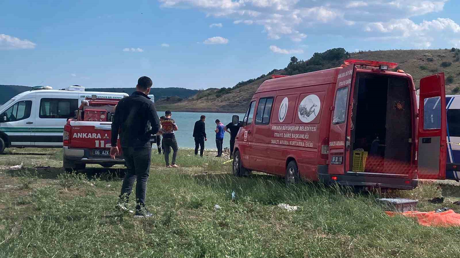 Serinlemek için baraja giren 3 kişi boğularak can verdi
