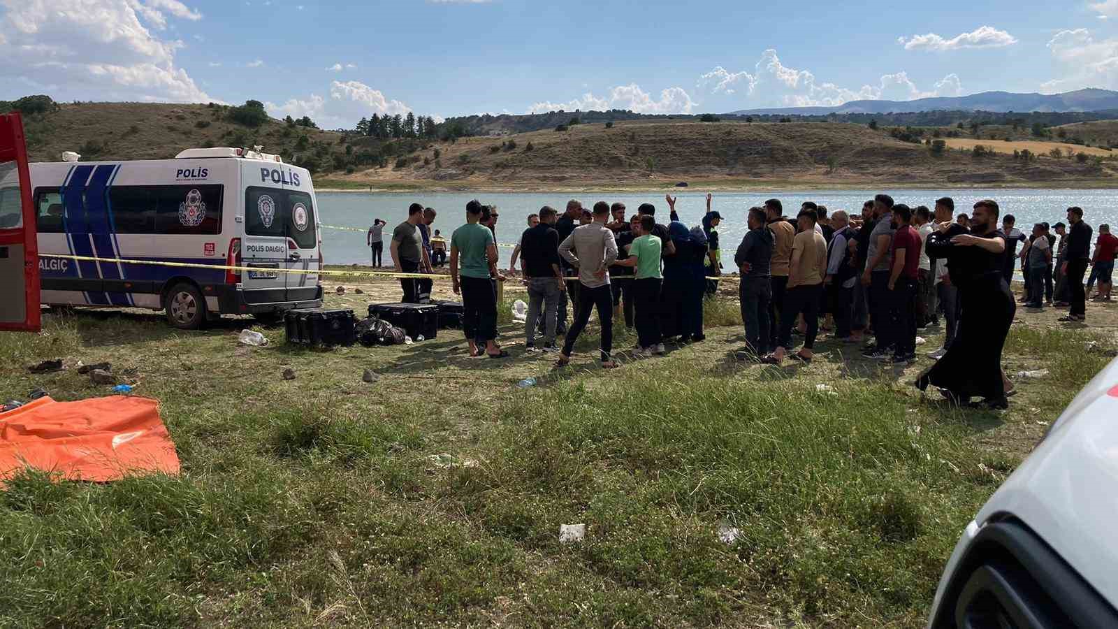 Serinlemek için baraja giren 3 kişi boğularak can verdi
