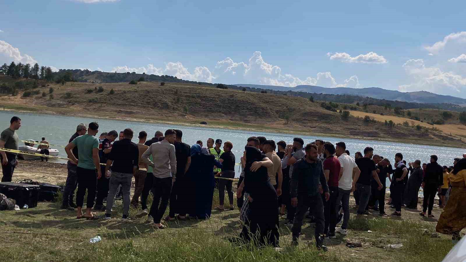 Serinlemek için baraja giren 3 kişi boğularak can verdi
