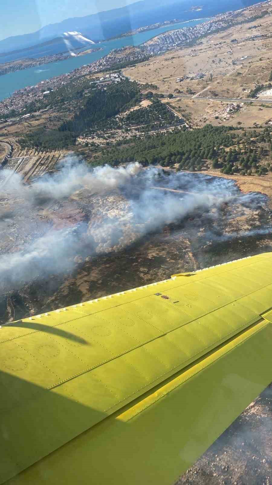 Ayvalık’taki yangına havadan ve karadan müdahale devam ediyor
