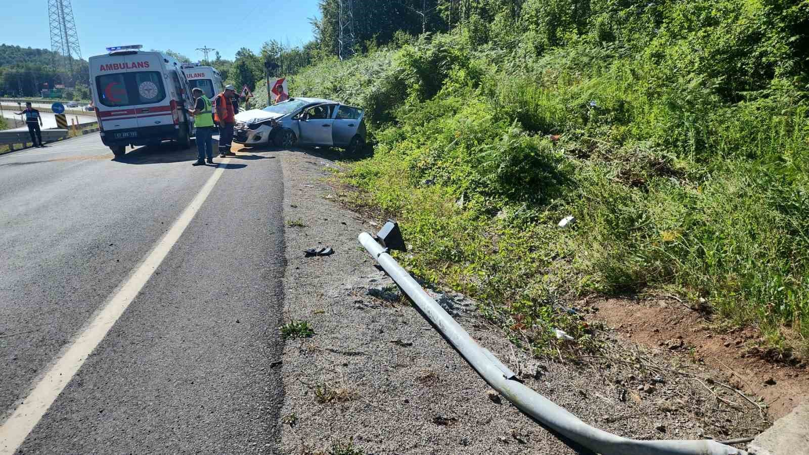 Zonguldak’ta refüjdeki direğe çarpan otomobil su kanalına düştü: 4 yaralı
