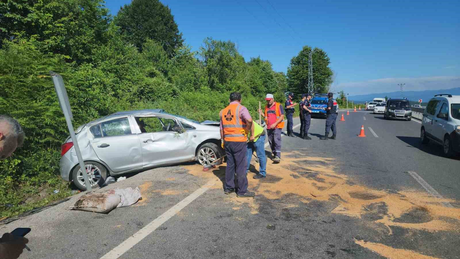 Zonguldak’ta refüjdeki direğe çarpan otomobil su kanalına düştü: 4 yaralı
