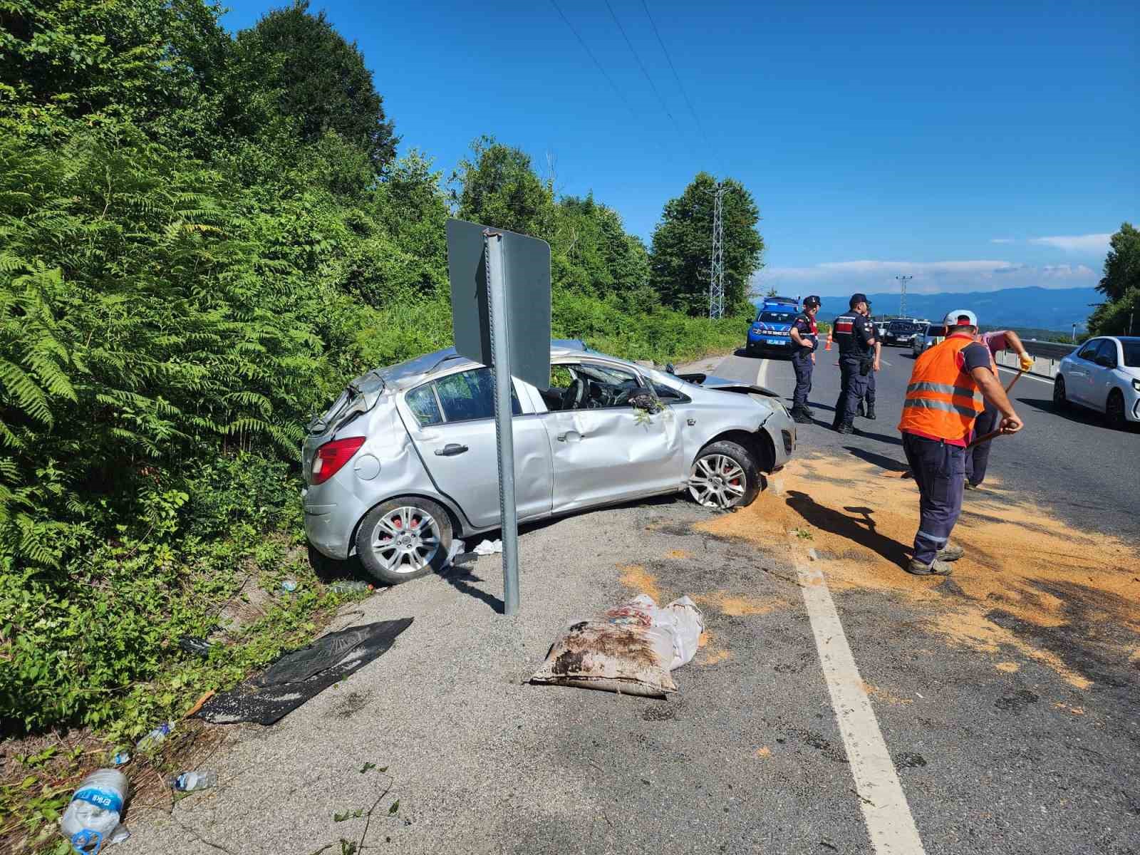 Zonguldak’ta refüjdeki direğe çarpan otomobil su kanalına düştü: 4 yaralı
