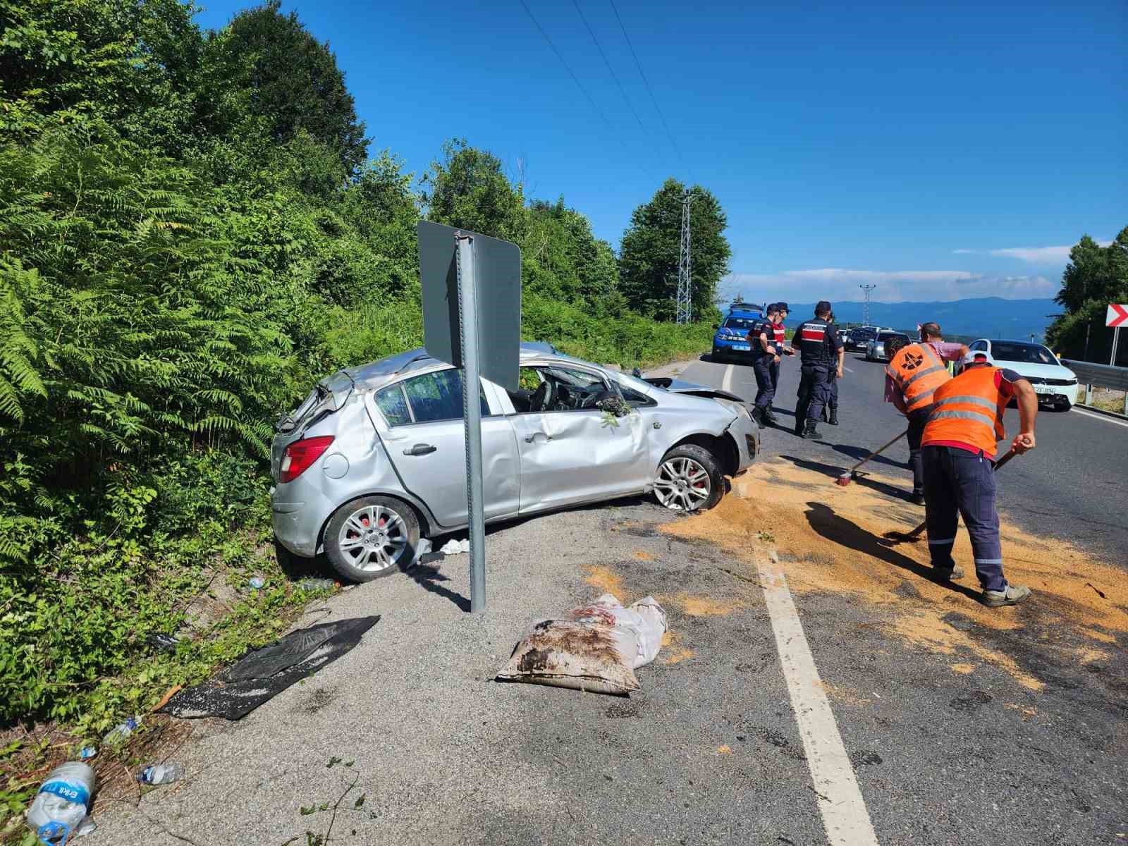 Zonguldak’ta refüjdeki direğe çarpan otomobil su kanalına düştü: 4 yaralı
