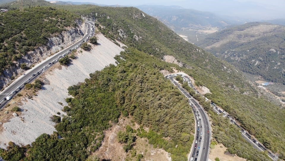 Muğla’da 15 kilometrelik araç kuyruğu dron ile görüntülendi
