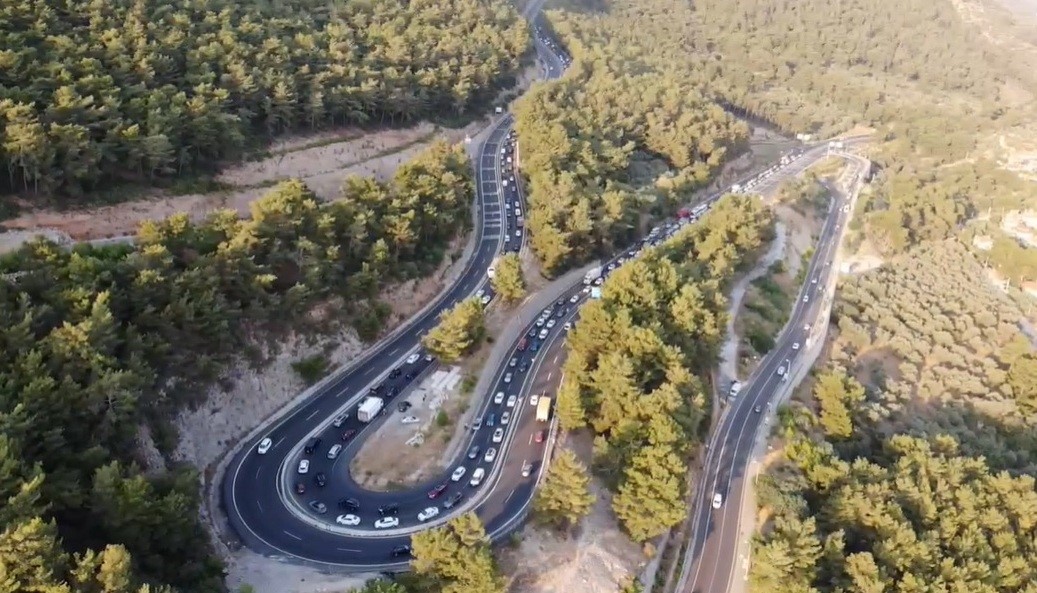 Muğla’da 15 kilometrelik araç kuyruğu dron ile görüntülendi
