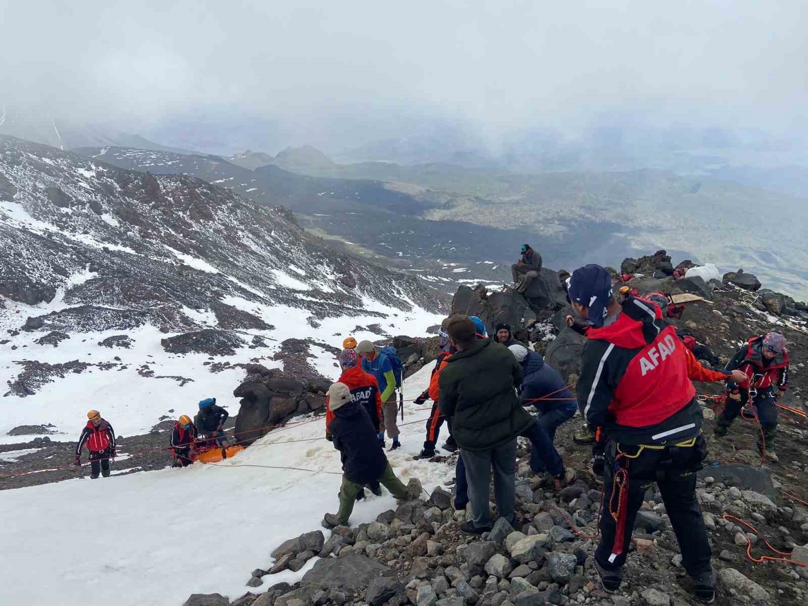 Ağrı Dağı’nda hayatını kaybeden İranlı dağcının cenazesi dağdan indirildi
