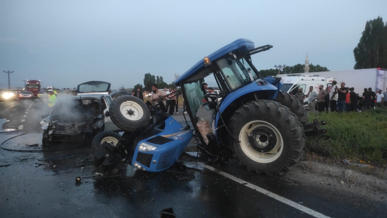 Ağrı’da traktör otomobille çarpıştı: 4 yaralı
