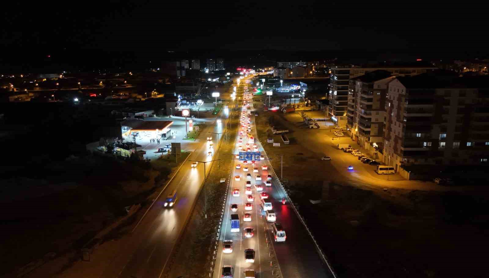 Tatilciler erken dönüşe geçti: 43 ilin geçiş güzergahında trafik yoğunluğu
