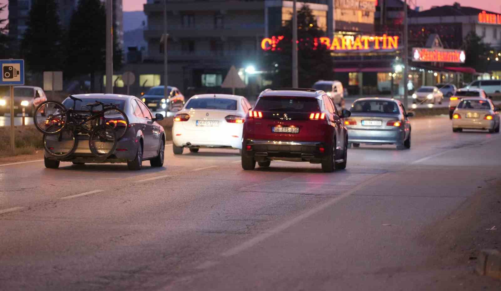 Tatilciler erken dönüşe geçti: 43 ilin geçiş güzergahında trafik yoğunluğu
