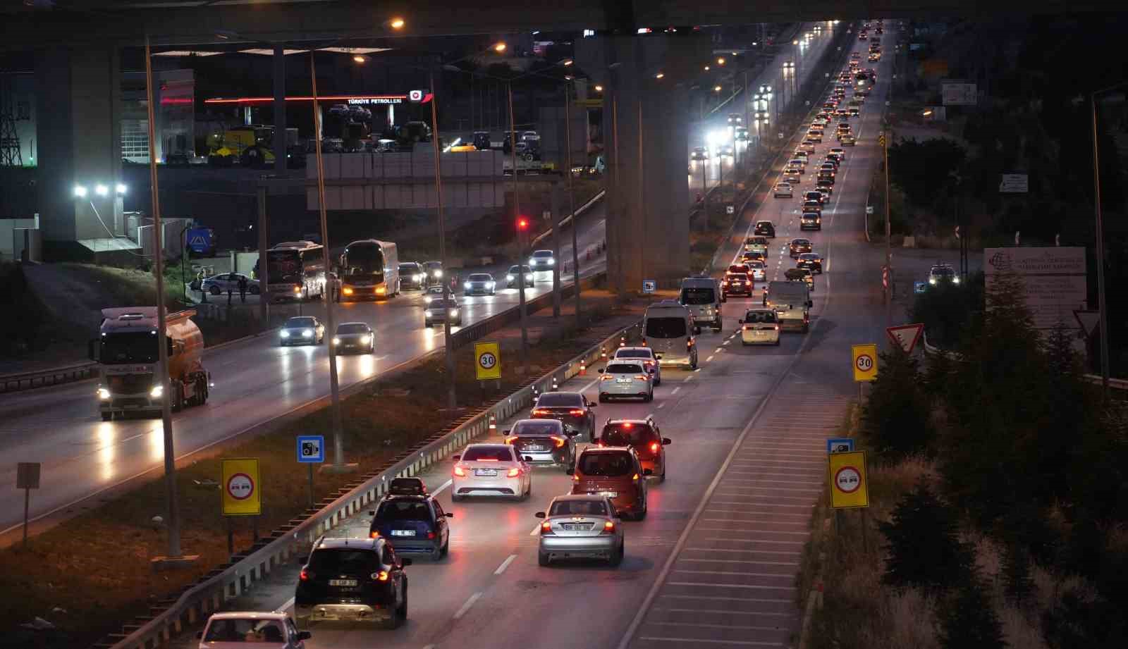 Tatilciler erken dönüşe geçti: 43 ilin geçiş güzergahında trafik yoğunluğu
