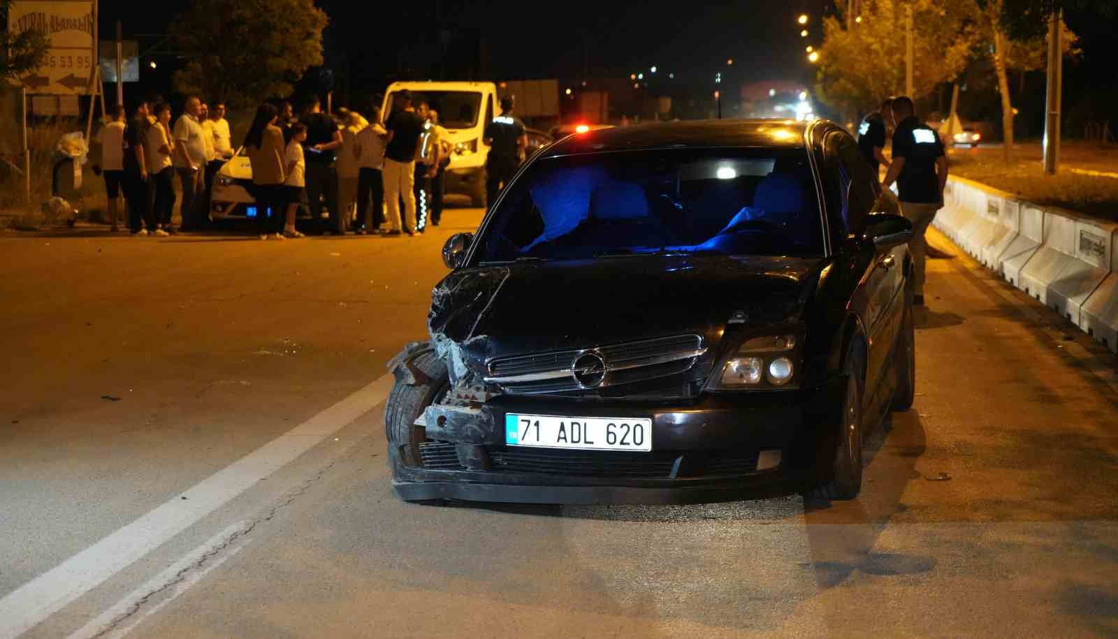 Otomobiller kafa kafaya çarpıştı: 6 yaralı
