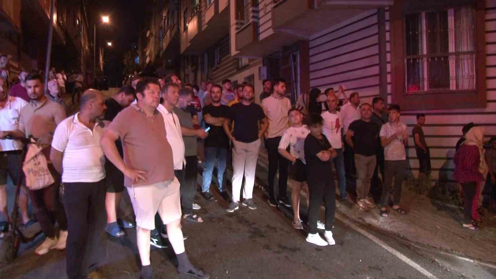 Küçükçekmece’de 2 katlı geri dönüşüm depo binası alev alev yandı
