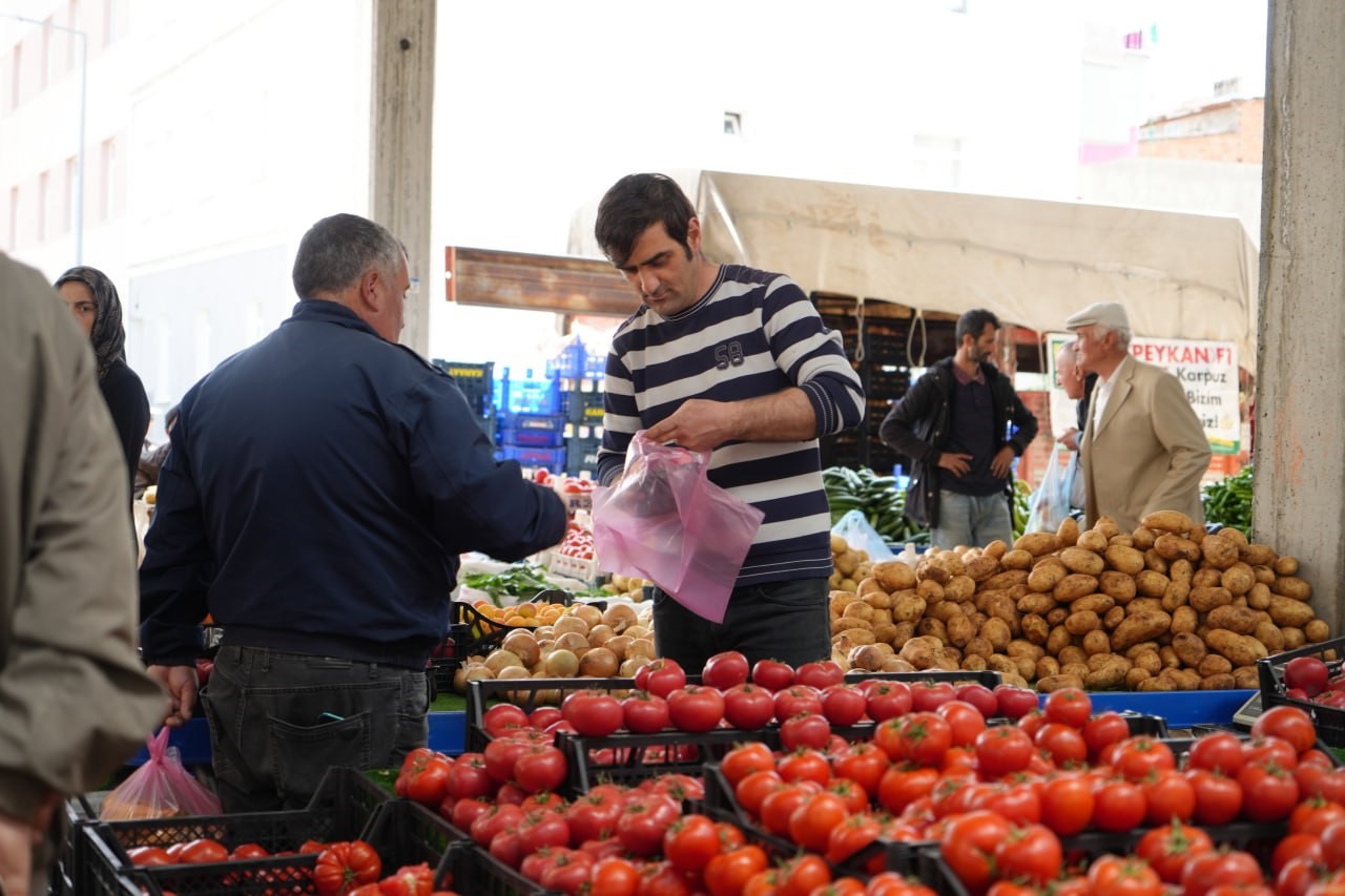 İşini severek yapan pazarcı neşesi ve güler yüzü sayesinde tezgahta ürün bırakmıyor
