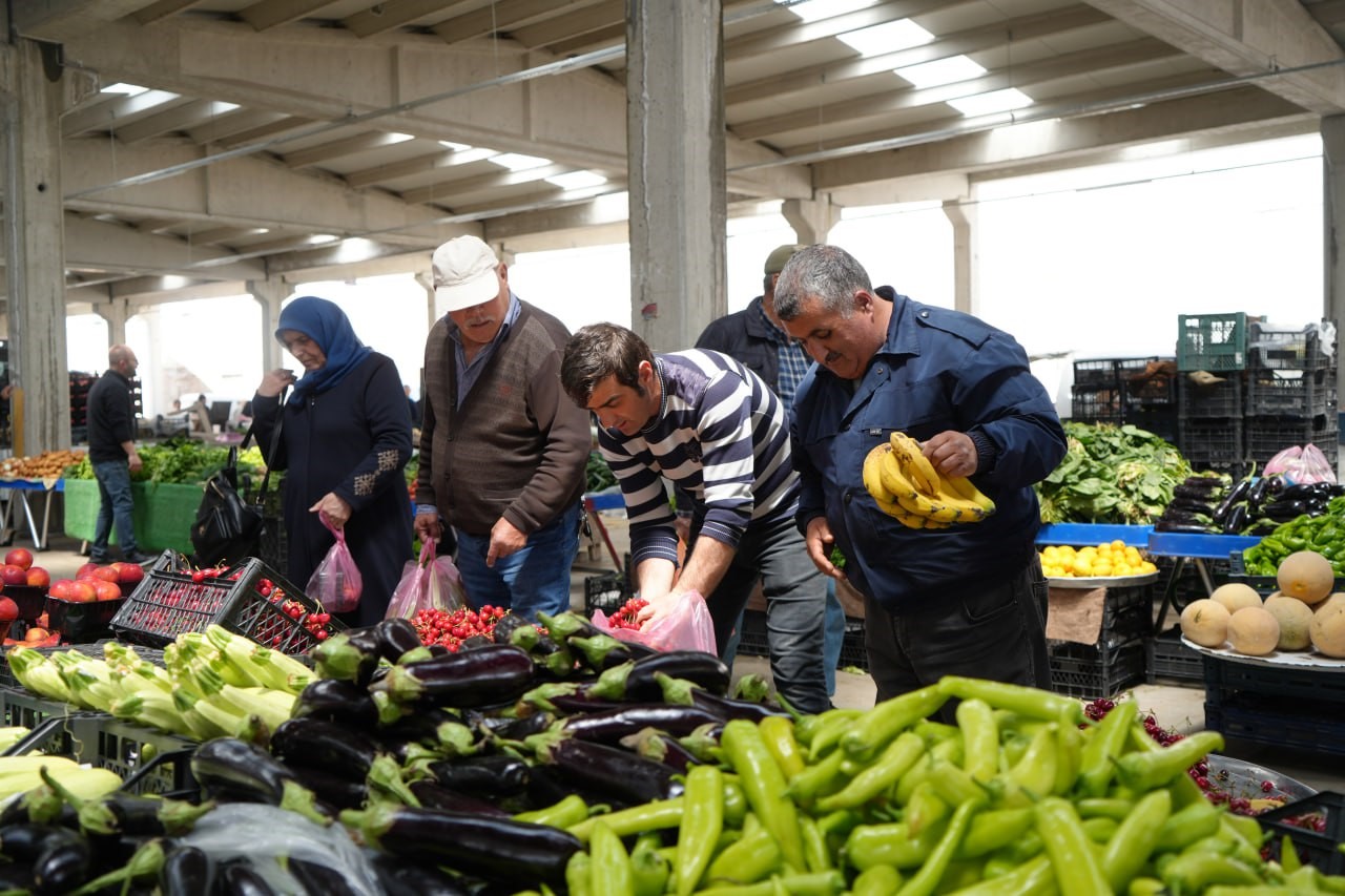 İşini severek yapan pazarcı neşesi ve güler yüzü sayesinde tezgahta ürün bırakmıyor
