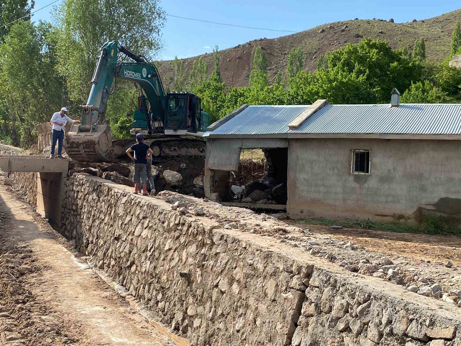 Milletvekili Çalkın, selden etkilenen Akdam köyünde
