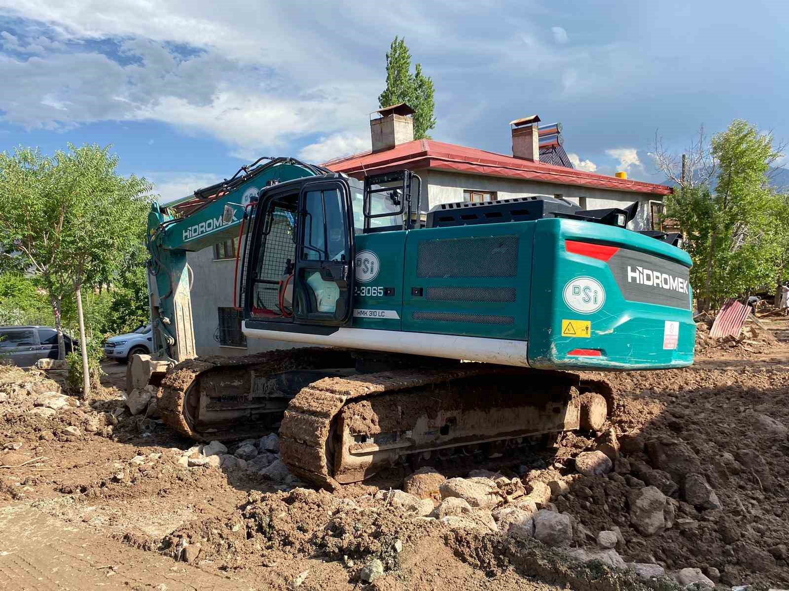 Milletvekili Çalkın, selden etkilenen Akdam köyünde
