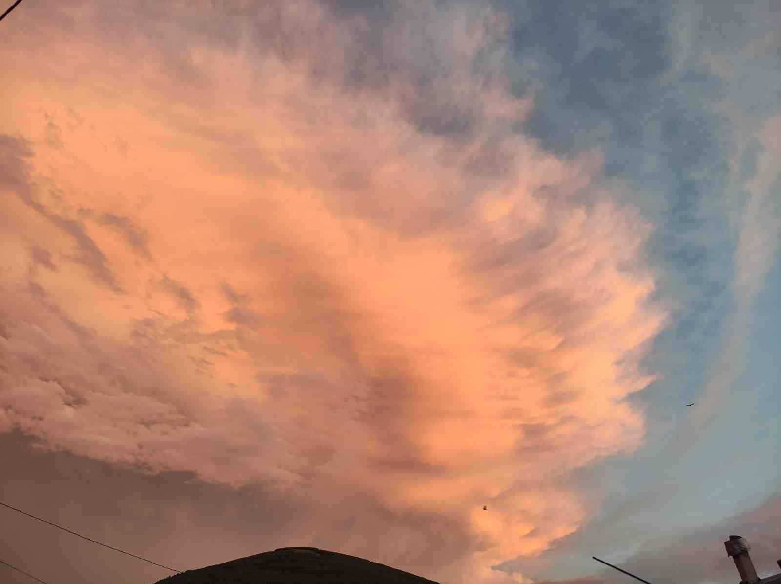 Ardahan’da gökyüzü kızıla büründü
