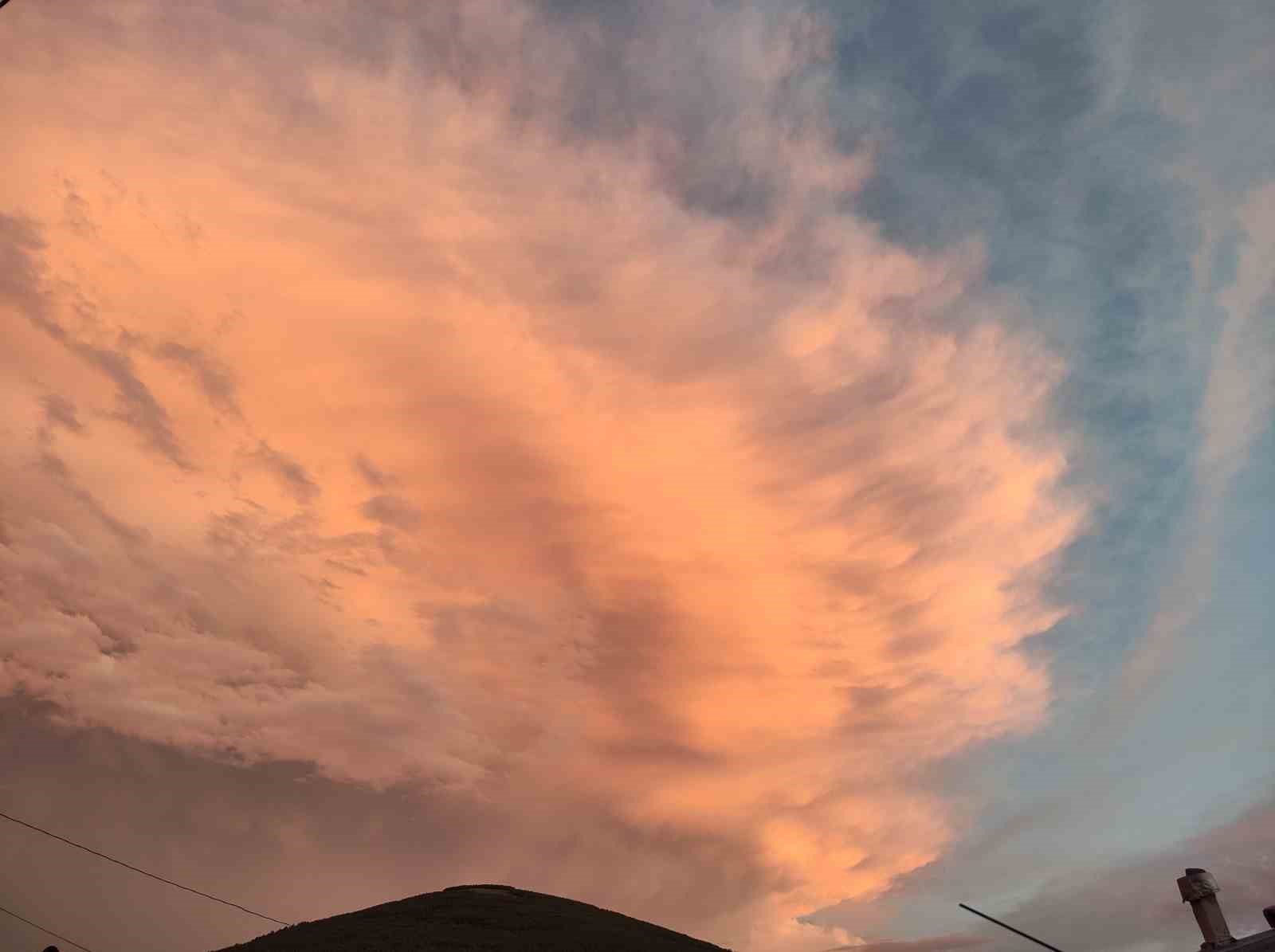 Ardahan’da gökyüzü kızıla büründü
