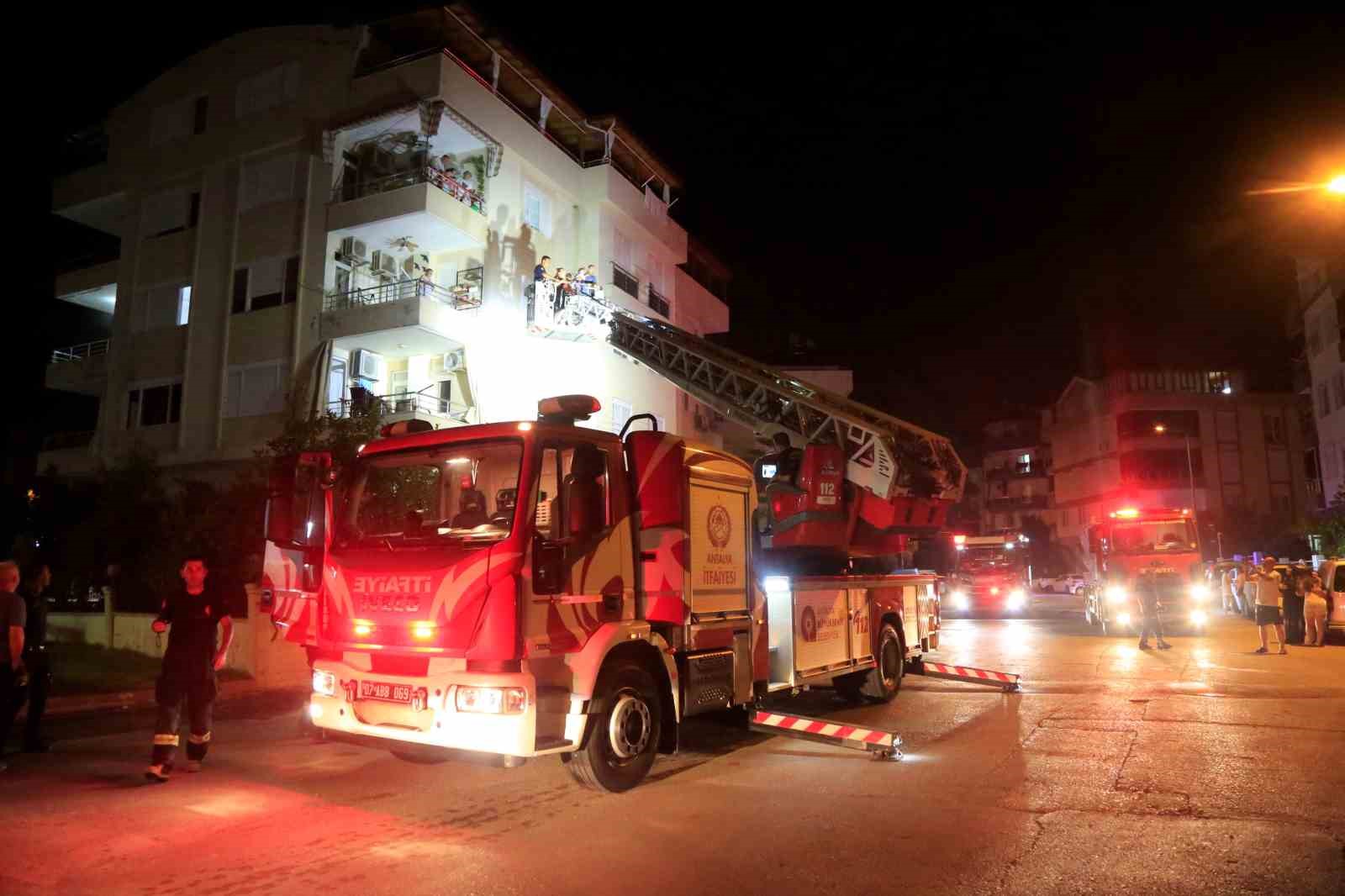 Birinci katta çıkan yangın apartmanı dumana boğdu, vatandaşlar balkonlara sığında
