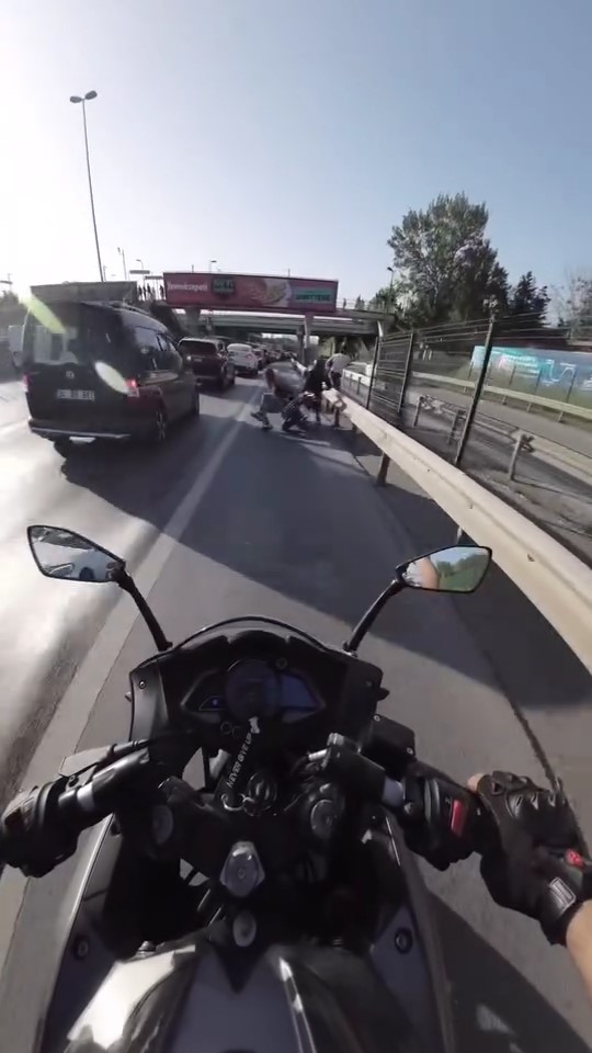 Üsküdar’da akan trafikte karşıya geçmek istedi, motosiklet çarptı
