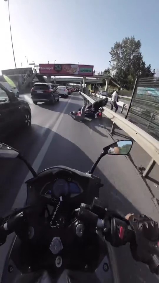 Üsküdar’da akan trafikte karşıya geçmek istedi, motosiklet çarptı
