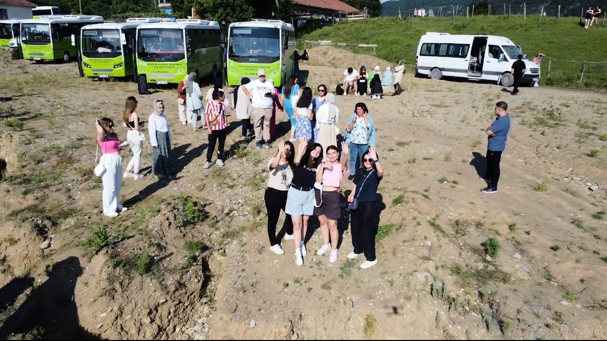 Turistler, şelalesi barajı ve mağarasıyla Yığılca’ya hayran kaldı
