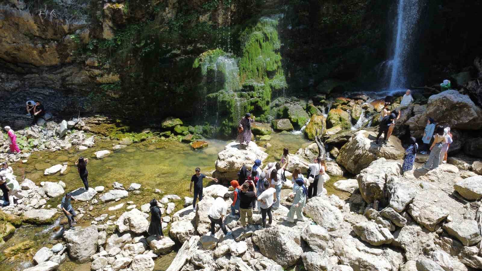 Turistler, şelalesi barajı ve mağarasıyla Yığılca’ya hayran kaldı
