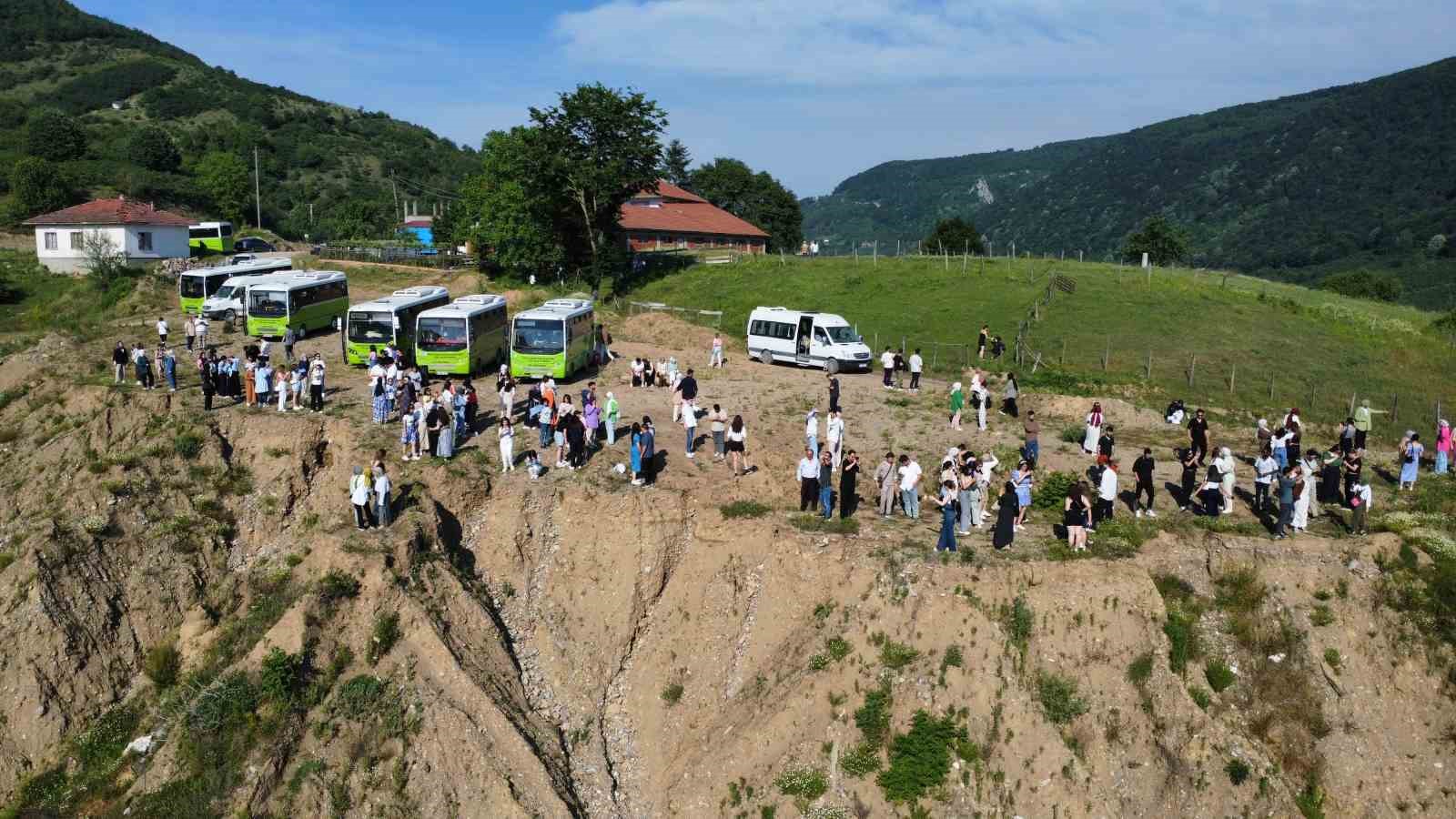 Turistler, şelalesi barajı ve mağarasıyla Yığılca’ya hayran kaldı
