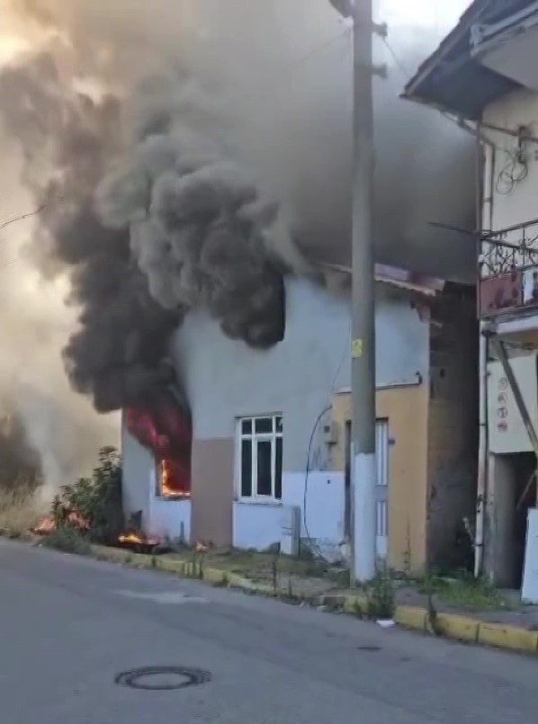 Korkutan yangın, tak katlı ev alev topuna döndü
