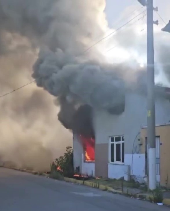 Korkutan yangın, tak katlı ev alev topuna döndü
