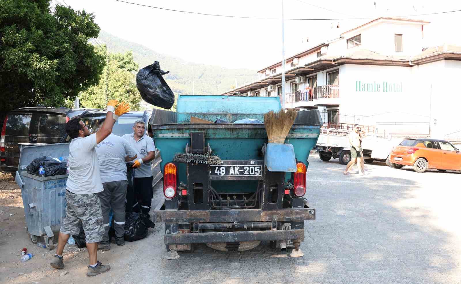 ‘Sakin Kent’te 4 günde 200 ton çöp toplandı
