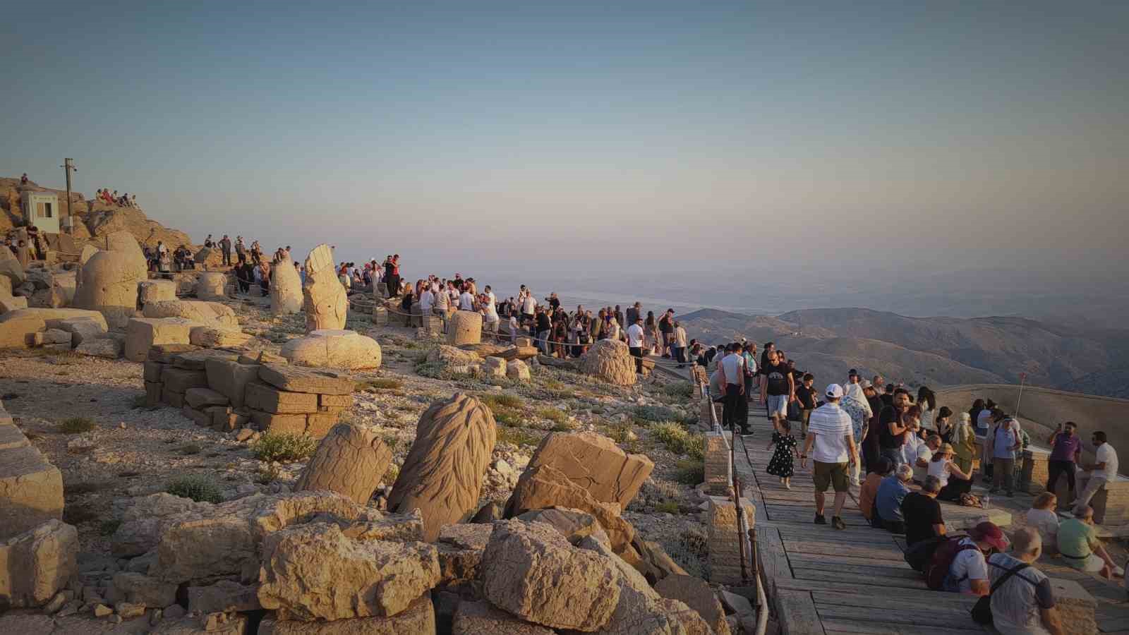 Nemrut Dağına bayram bereketi
