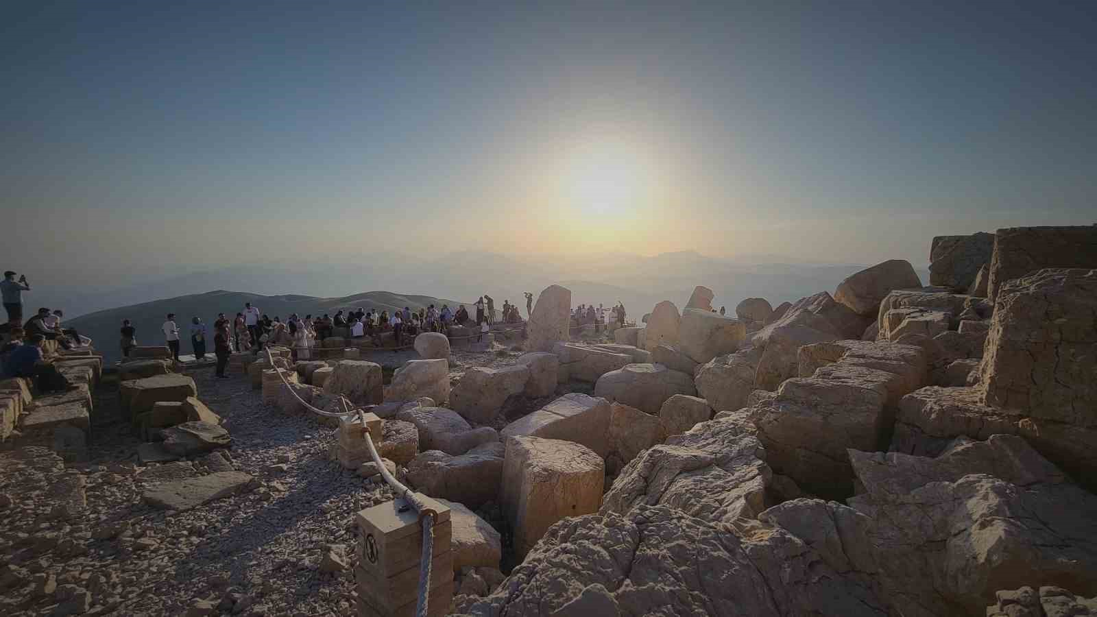 Nemrut Dağına bayram bereketi
