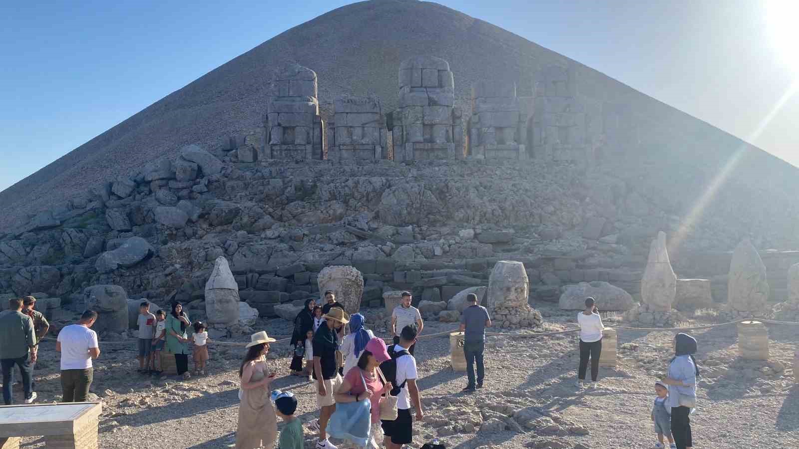 Nemrut Dağına bayram bereketi
