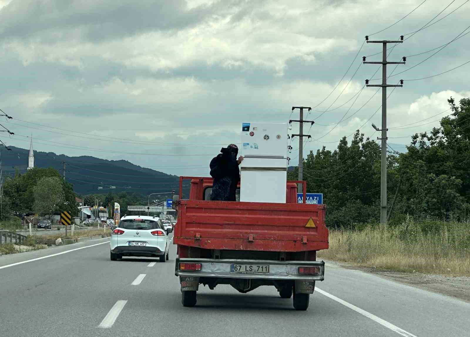 Sakarya’da kamyonet kasasında tehlikeli yolculuk
