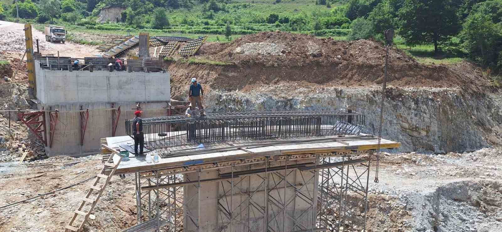 2 mahalleyi bağlayacak köprünün yapımı devam ediyor
