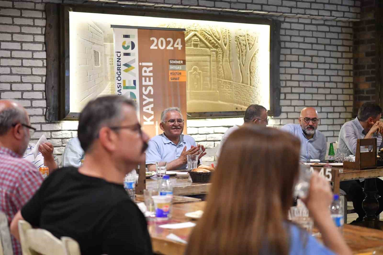 Başkan Büyükkılıç, yabancı uyruklu öğrencilerin bayram ve sertifika sevincine ortak oldu
