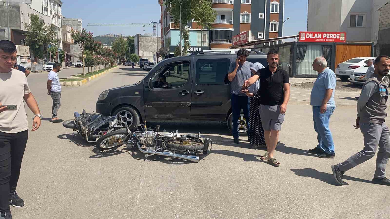 Araç ile motosikletlerin çarpışma anı kameralara yansıdı
