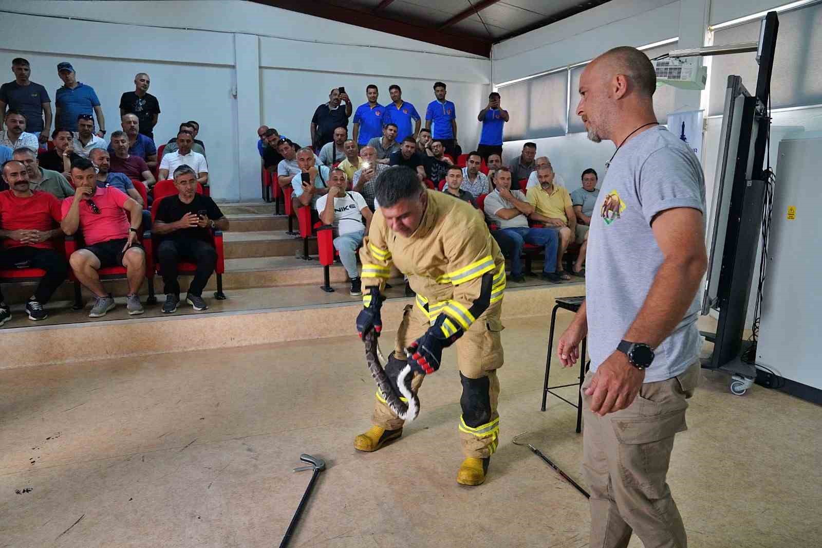 İzmir İtfaiyesi yılan yakalama eğitimi aldı
